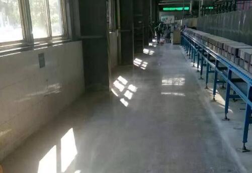 裝甲地坪地坪和環(huán)氧地坪差別有多大？十堰固化拋光裝甲地坪如何施工？